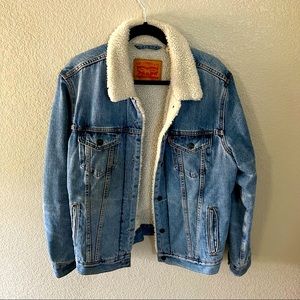 Levi’s Sherpa lined trucker jacket size Large